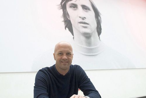 Jordi Cruyff, cu imaginea tatălui pe fundal // sursă foto: ajax.nl