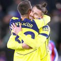 Radu Drăgușin, sărbătorind victoria cu Crystal Palace // foto: Guliver/gettyimages