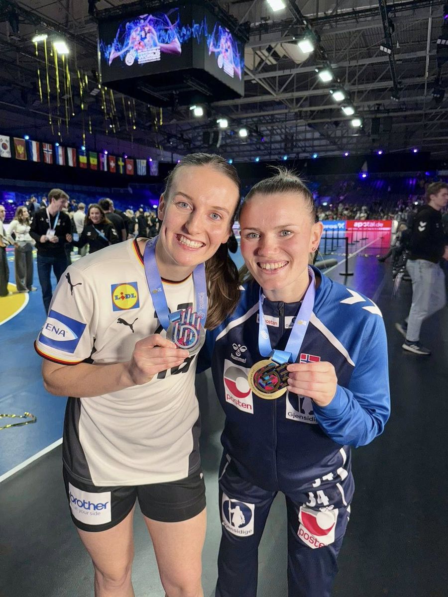 Campioana mondială Anniken Wollik (dreapta) și vicecampioana mondială Julia Maidhof (stânga) Două finaliste de la Campionatul Mondial au fost premiate de primarul orașului Râmnicu Vâlcea pentru „contribuția adusă comunității”