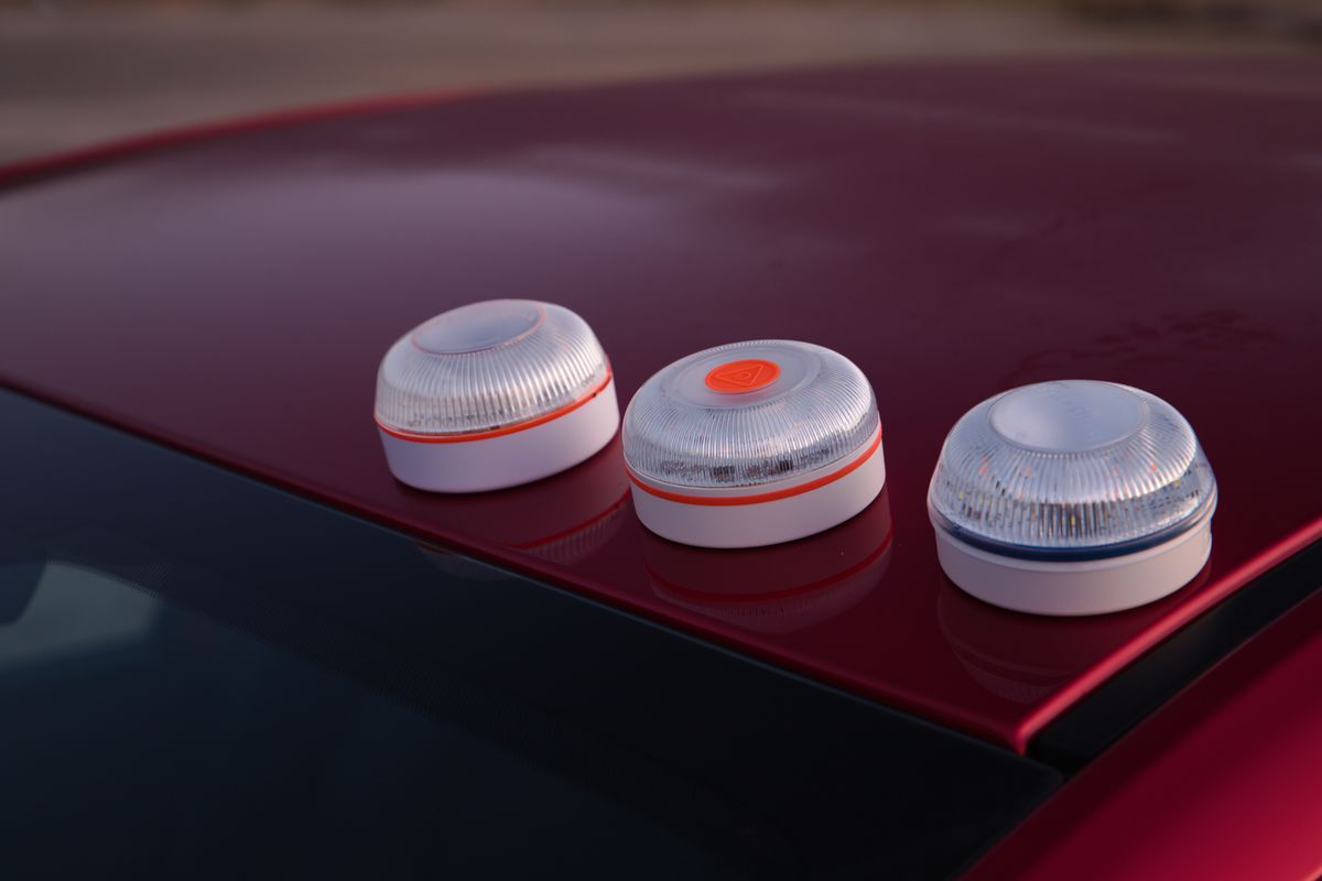 Peste 600.000 de români din Spania sunt afectați de noua schimbare rutieră! Accesoriul obligatoriu de la 1 ianuarie: cât costă