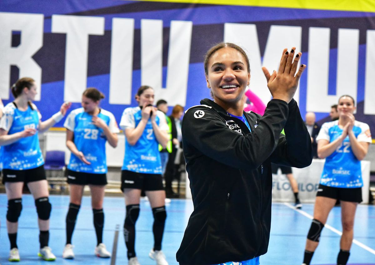 10 din 10! Cu Bojana Popovic în tribune, CSM București a câștigat la o diferență uriașă în fața lui HC Zalău