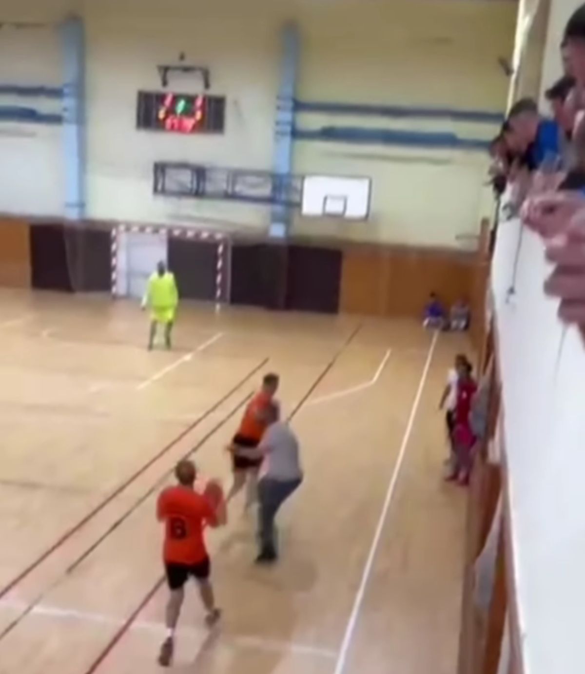 Internaționalul din Bundesliga a pălmuit un tânăr de 17 ani!