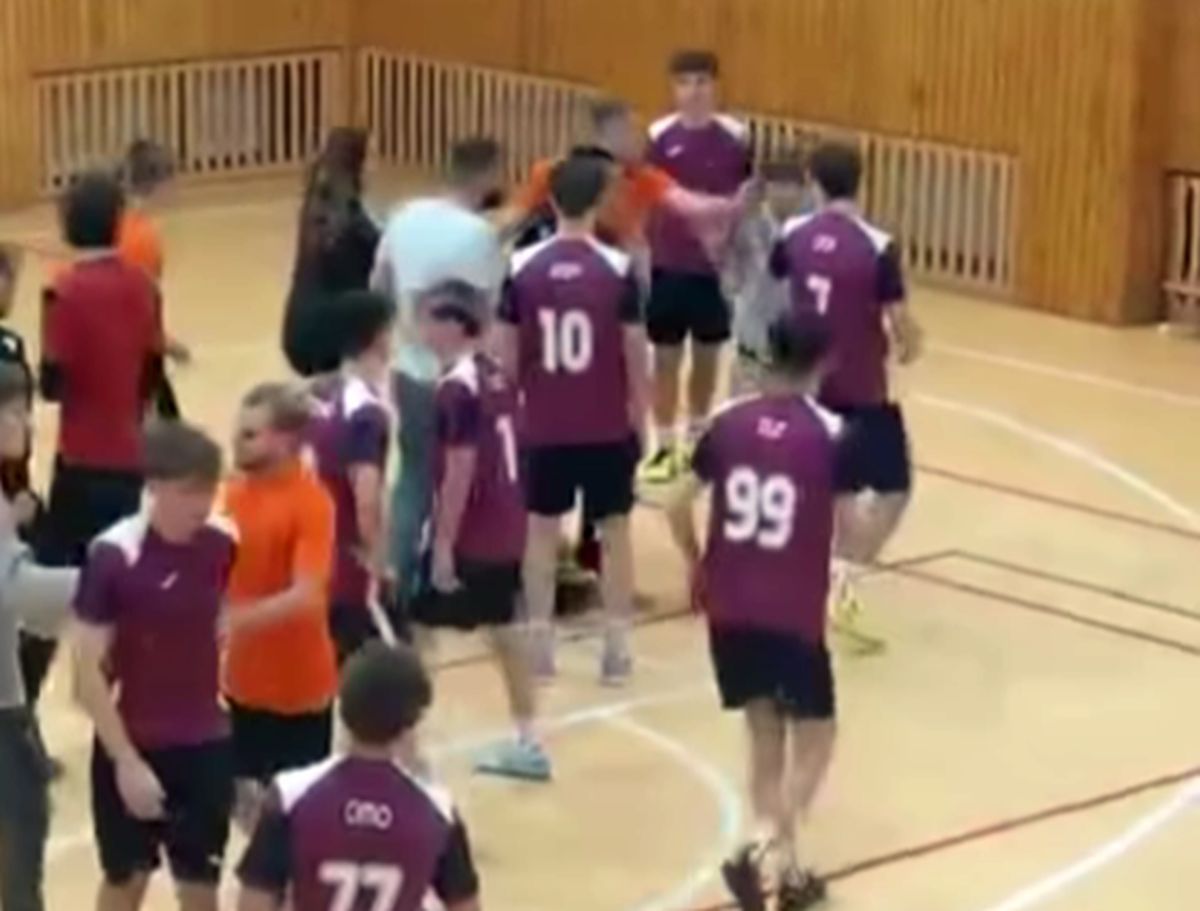 Internaționalul din Bundesliga a pălmuit un tânăr de 17 ani!