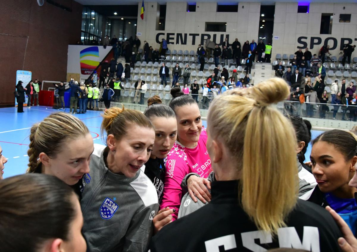 10 din 10! Cu Bojana Popovic în tribune, CSM București a câștigat la o diferență uriașă în fața lui HC Zalău