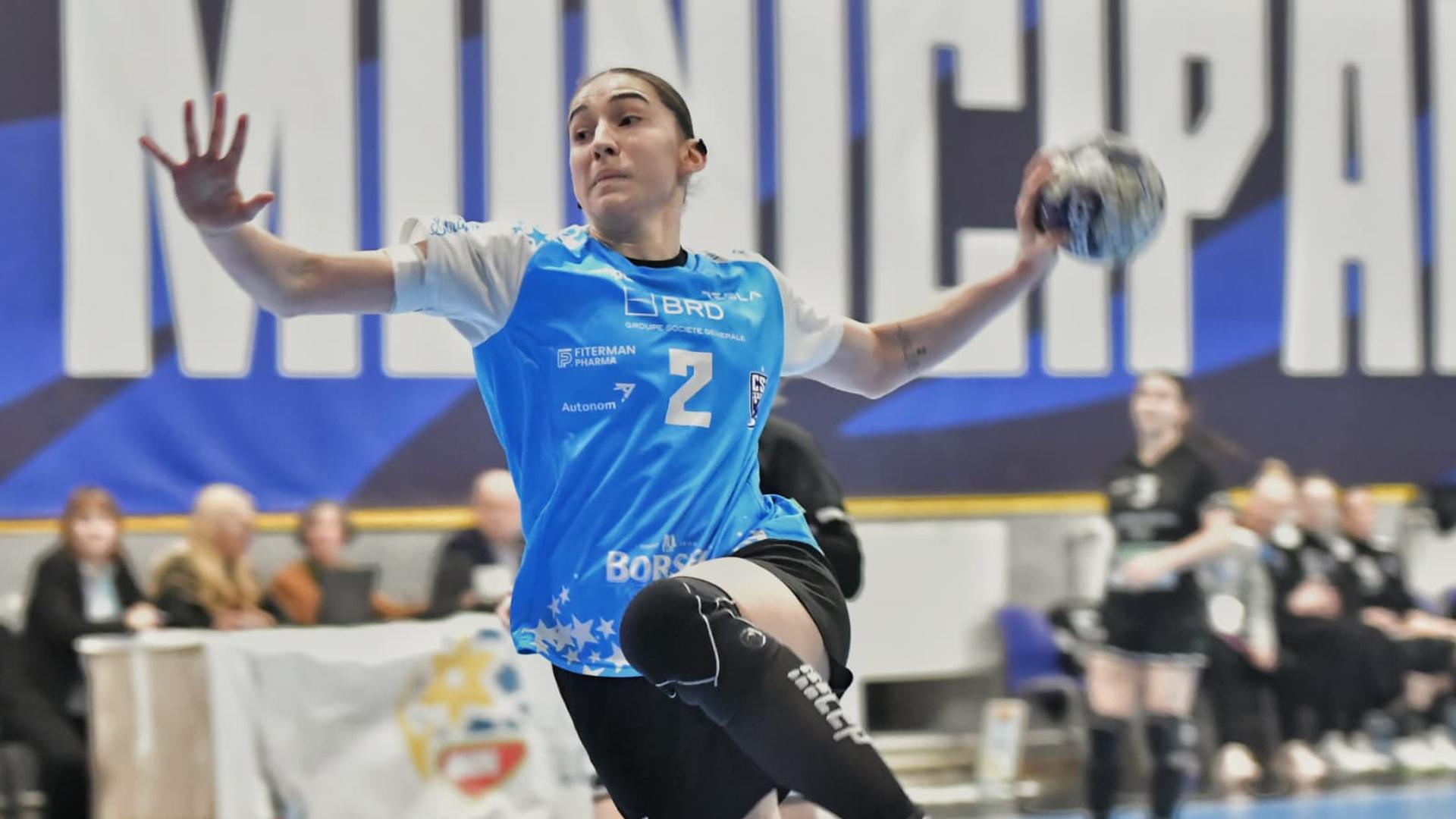 Jucătoare CSM București handbal în acțiune în meciul din Liga Florilor contra echipei CSM Târgu Jiu la Târgu Jiu, 2026. | sursa foto: Gazeta Sporturilor