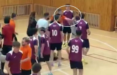 Internaționalul din Bundesliga a pălmuit un tânăr de 17 ani!