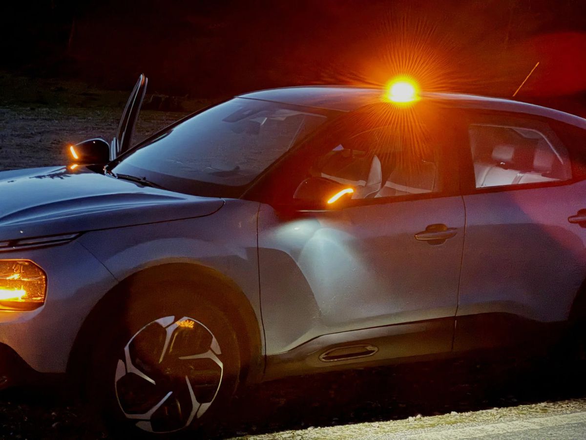 Peste 600.000 de români din Spania sunt afectați de noua schimbare rutieră! Accesoriul obligatoriu de la 1 ianuarie: cât costă