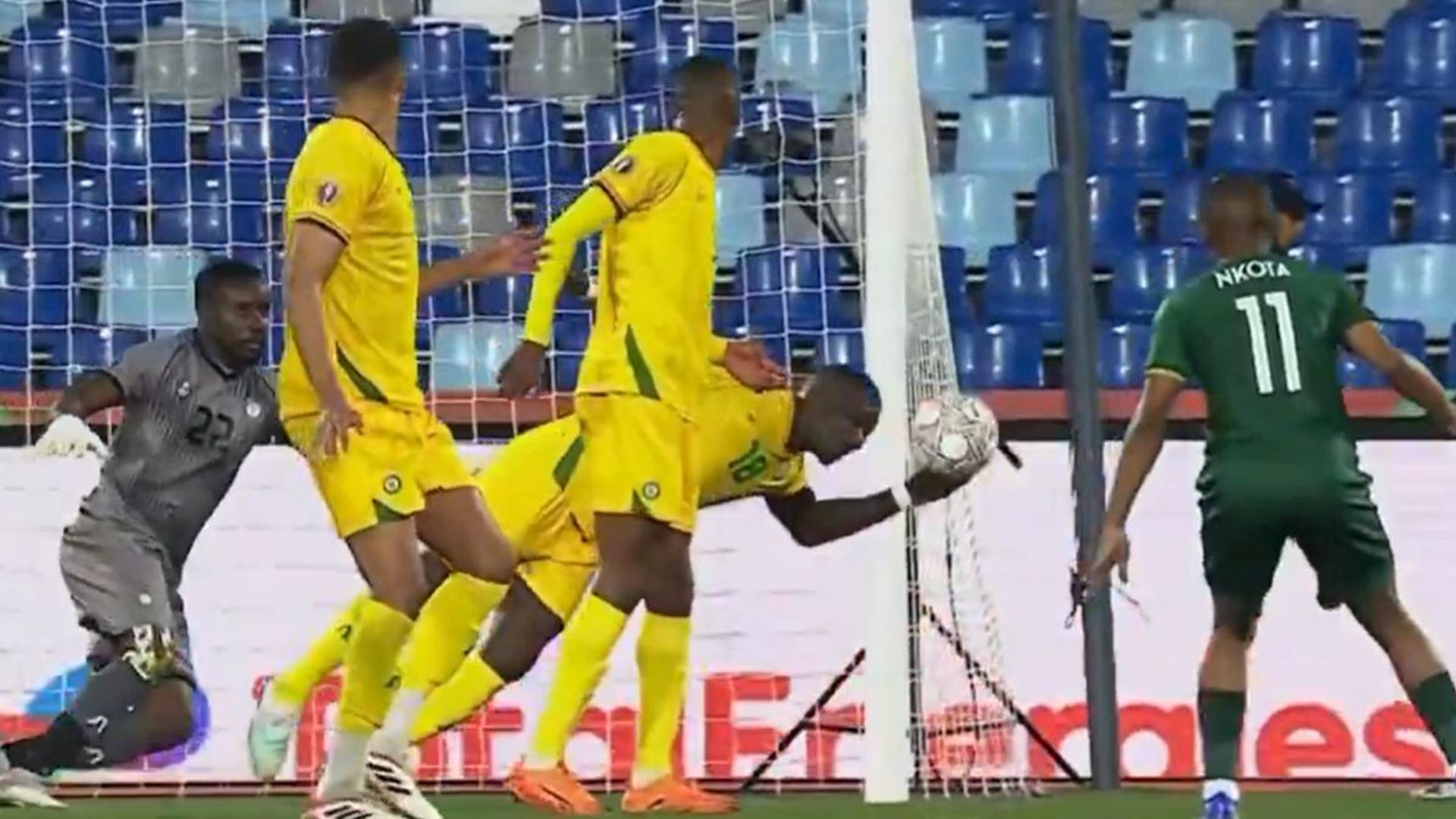 Marvelous Nakamba respinge mingea cu mâna în careu, decizie care duce la penalty și eliminarea selecționerului la Cupa Africii. | sursa foto: Gazeta Sporturilor