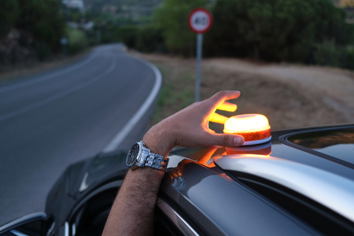 Peste 600.000 de români din Spania sunt afectați de noua schimbare rutieră! Accesoriul obligatoriu de la 1 ianuarie: cât costă