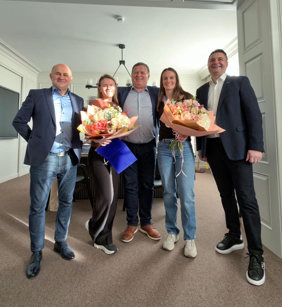 Anniken Wollik și Julia Maidhof, alături de antrenorul Florentin Pera și de primarul Mircia Gutău/Foto: Facebook (SCM Râmnicu Vâlcea) Două finaliste de la Campionatul Mondial au fost premiate de primarul orașului Râmnicu Vâlcea pentru „contribuția adusă comunității”