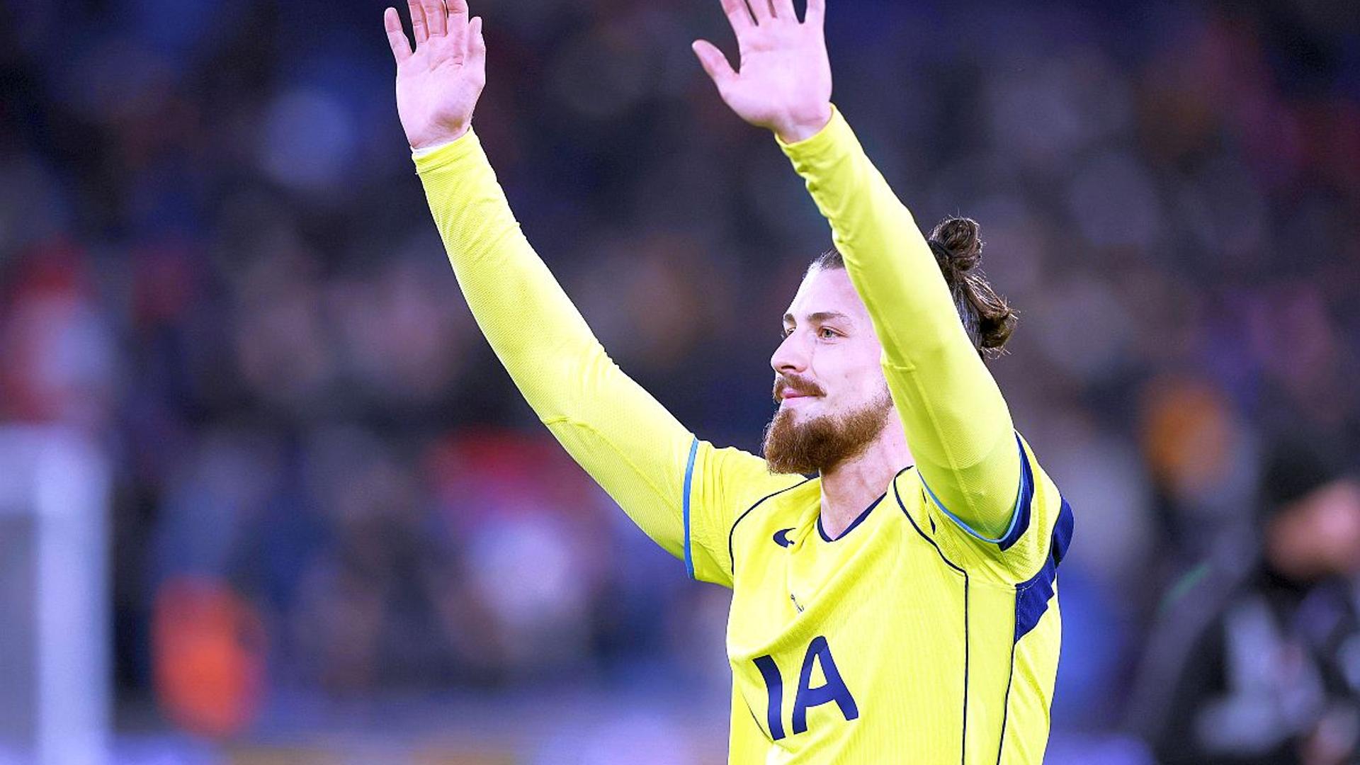 Radu Drăgușin în tricoul lui Tottenham pe teren, în timpul unui meci din Premier League, în contextul transferurilor din Premier League. | sursa foto: Gazeta Sporturilor