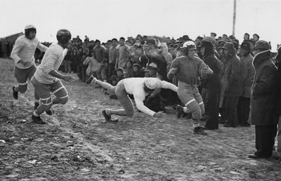 Povestea redutabilei echipei de fotbal construite de americanii de origine japoneză încarcerați în SUA, în timpul celui de-Al Doilea Război Mondial