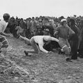 Babe Nomura, al doilea din stânga, ajută la scoaterea din joc a lui Tosh Asano, echipament de culoare închisă, Foto: US national archives
