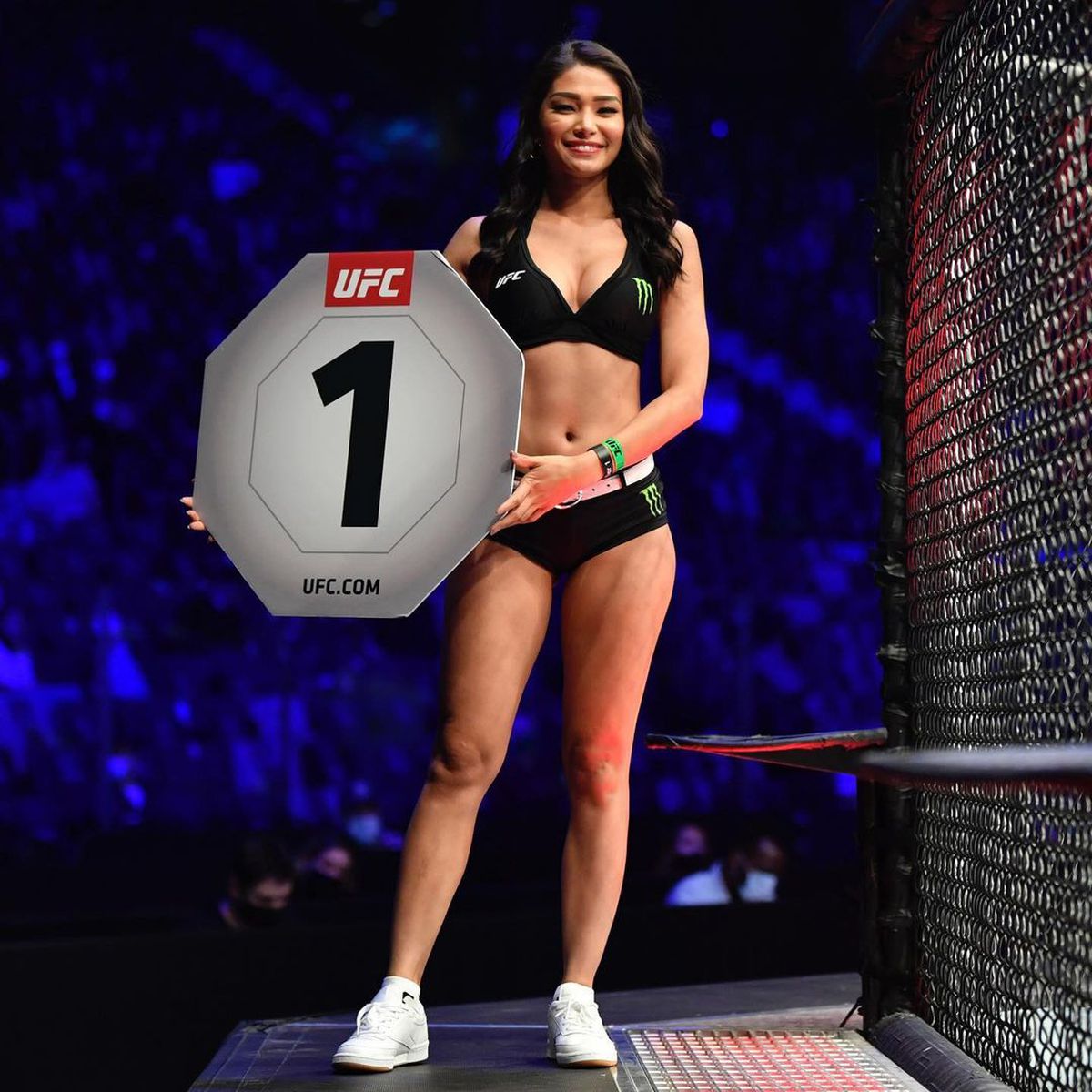 FOTO Și-a pierdut jobul din IT dar a atras toate privirile la meciul McGregor - Poirier