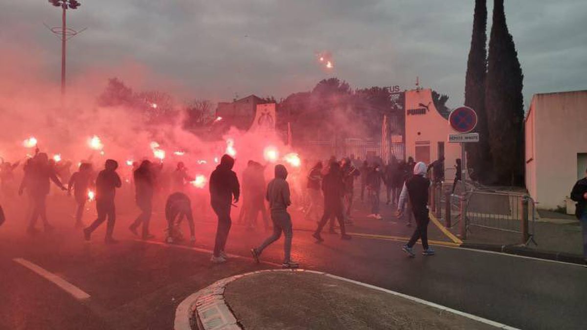 Marseille - Rennes amânat, după un protest violent al suporterilor lui OM! Torțe, pietre și un jucător bătut la baza de antrenament a echipei