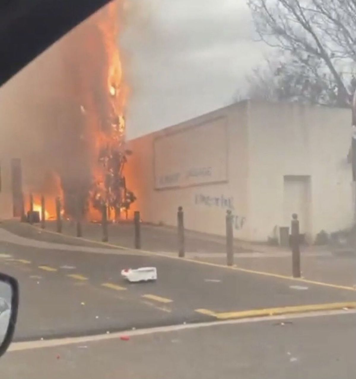 Marseille - Rennes amânat, după un protest violent al suporterilor lui OM! Torțe, pietre și un jucător bătut la baza de antrenament a echipei