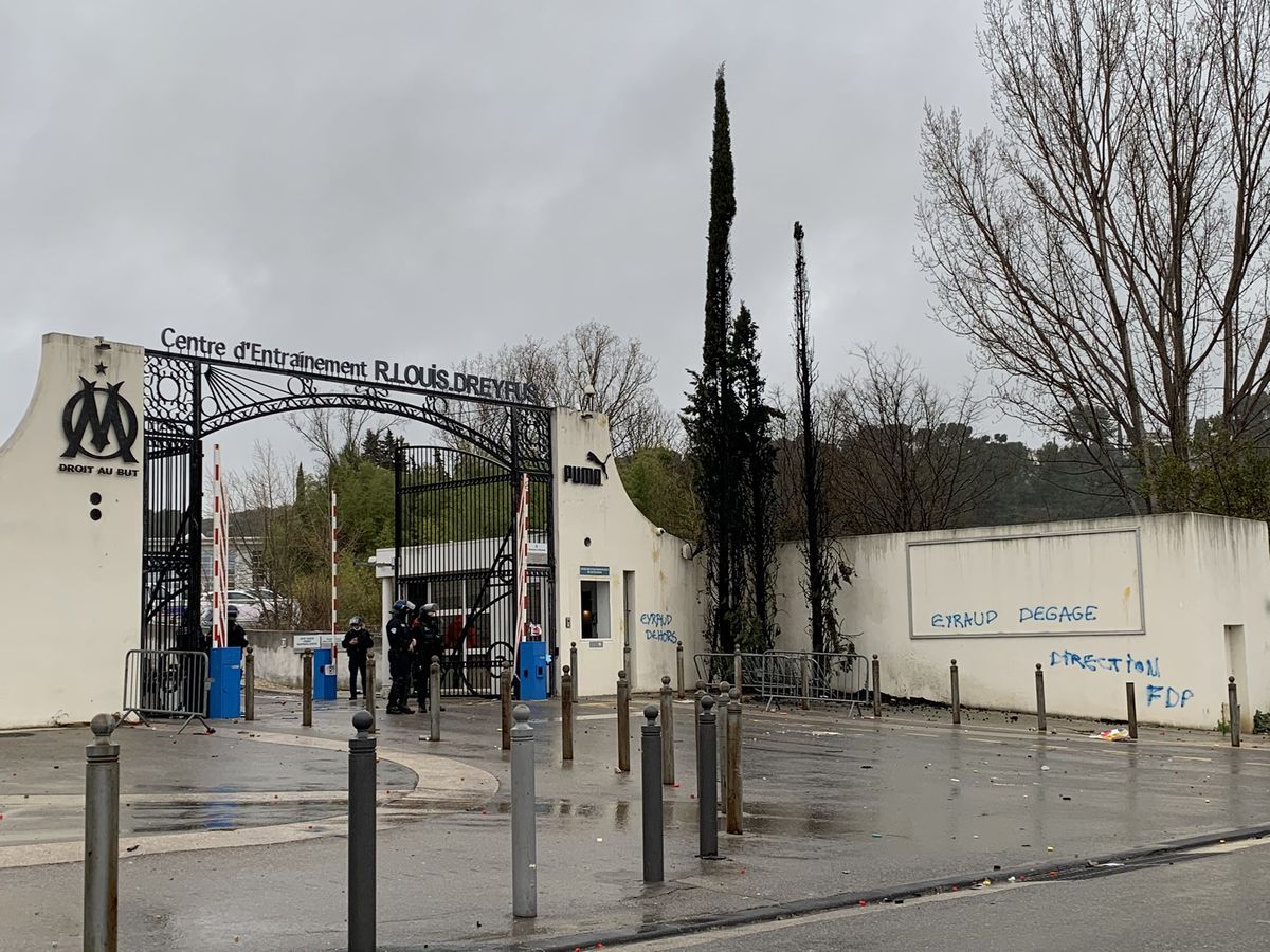 Marseille - Rennes amânat, după un protest violent al suporterilor lui OM! Torțe, pietre și un jucător bătut la baza de antrenament a echipei