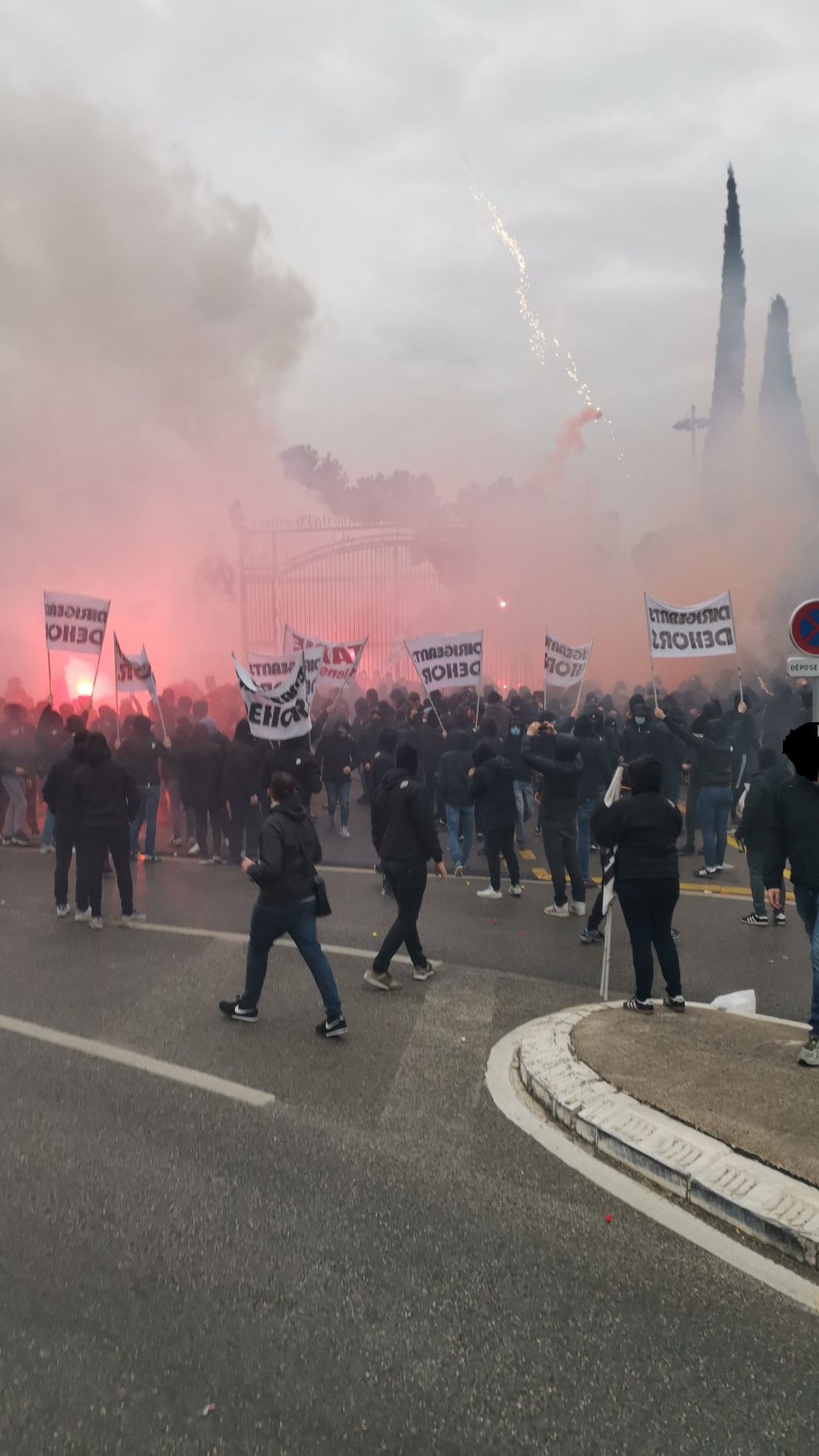 Marseille - Rennes amânat, după un protest violent al suporterilor lui OM! Torțe, pietre și un jucător bătut la baza de antrenament a echipei