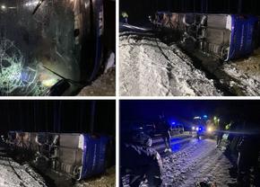 Autocarul campioanei Letoniei s-a răsturnat într-un șanț! » Primele vești și imagini de la locul accidentului