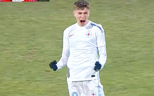 Octavian Popescu (19 ani) a marcat un gol splendid în minutul 2 al derby-ului Dinamo - FCSB, apoi a mers să îl îmbrățișeze pe Mihai Pintilii (37 de ani).