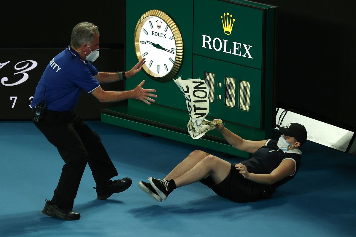 Incident în meciul Nadal - Medvedev » Finala Australian Open, întreruptă în setul 2