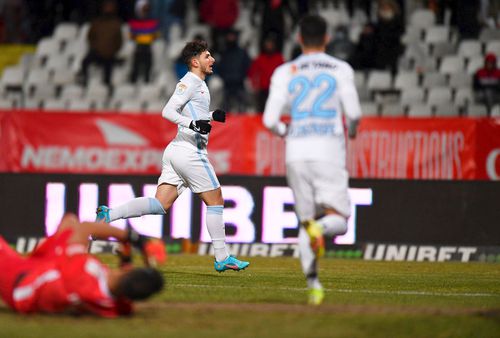 FCSB a învins-o pe Dinamo, scor 3-0. Cei mai buni oameni de pe teren au fost marcatorii golurilor, toți trei recompensați cu nota 8 în Gazeta Sporturilor.