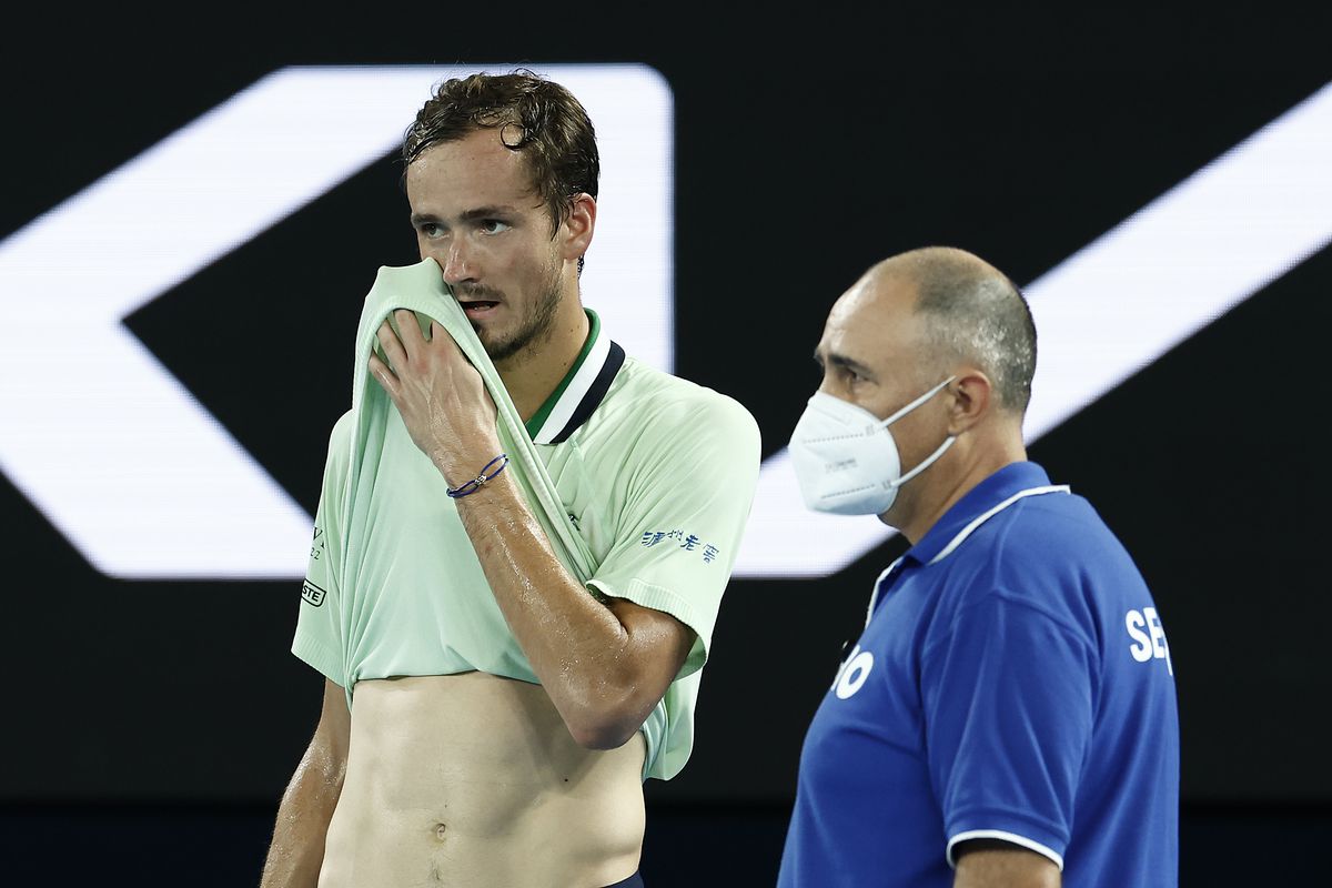 Incident în meciul Nadal - Medvedev » Finala Australian Open, întreruptă în setul 2