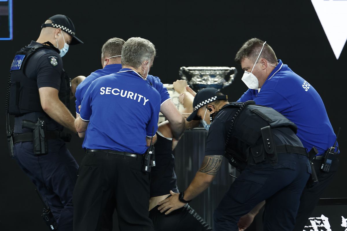 Incident în meciul Nadal - Medvedev » Finala Australian Open, întreruptă în setul 2