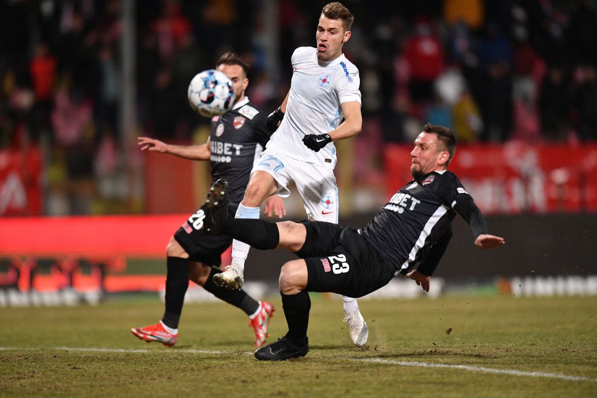 Ce se întâmplă cu fundașul transferat în această iarnă de Dinamo » Stoican explică de ce nu a debutat încă