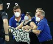 Un fan a intrat pe teren în timpul finalei Australian Open // FOTO: Guliver/GettyImages