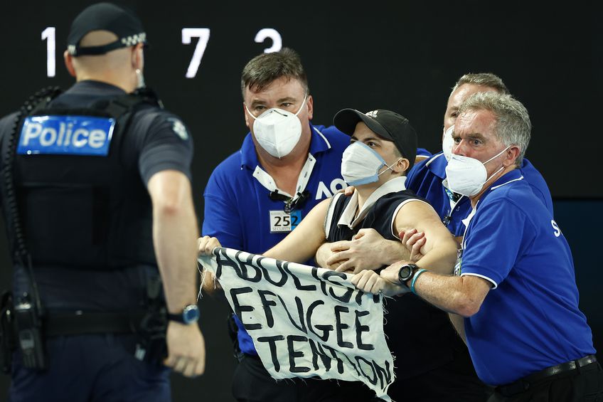 Un fan a intrat pe teren în timpul finalei Australian Open // FOTO: Guliver/GettyImages