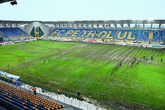 Nu e un teren bombardat în războiul din Ucraina, e terenul din Ploiești, înainte de startul meciului Petrolul – Chindia // FOTO: sportpictures.eu