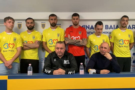 Conferința de presă în care Minaur Baia Mare și-a prezentat noile achiziții s-a transformat într-un atac la adresa fostului căpitan Ciprian Stanciu (32 de ani), fotbalist care s-a certat cu directorul tehnic Vasile Miriuță din cauza salariilor restante.