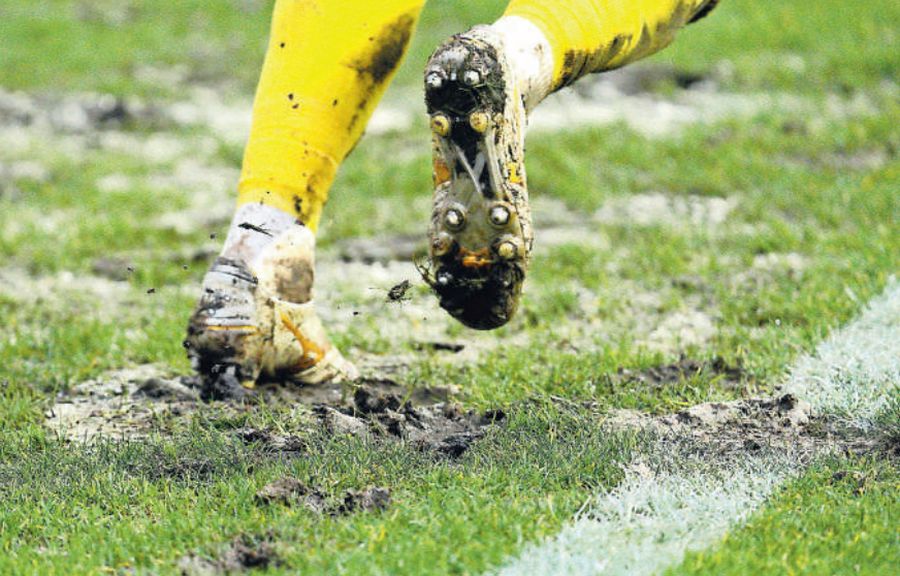 Instantaneu din timpul meciului de la Arad, dintre UTA și Mioveni Somnul LPF naște monștri pe stadioanele din Superligă! Cum permite forul lui Gino Iorgulescu ca meciurile să se joace în mocirlă + Gafă incredibilă pe Facebook