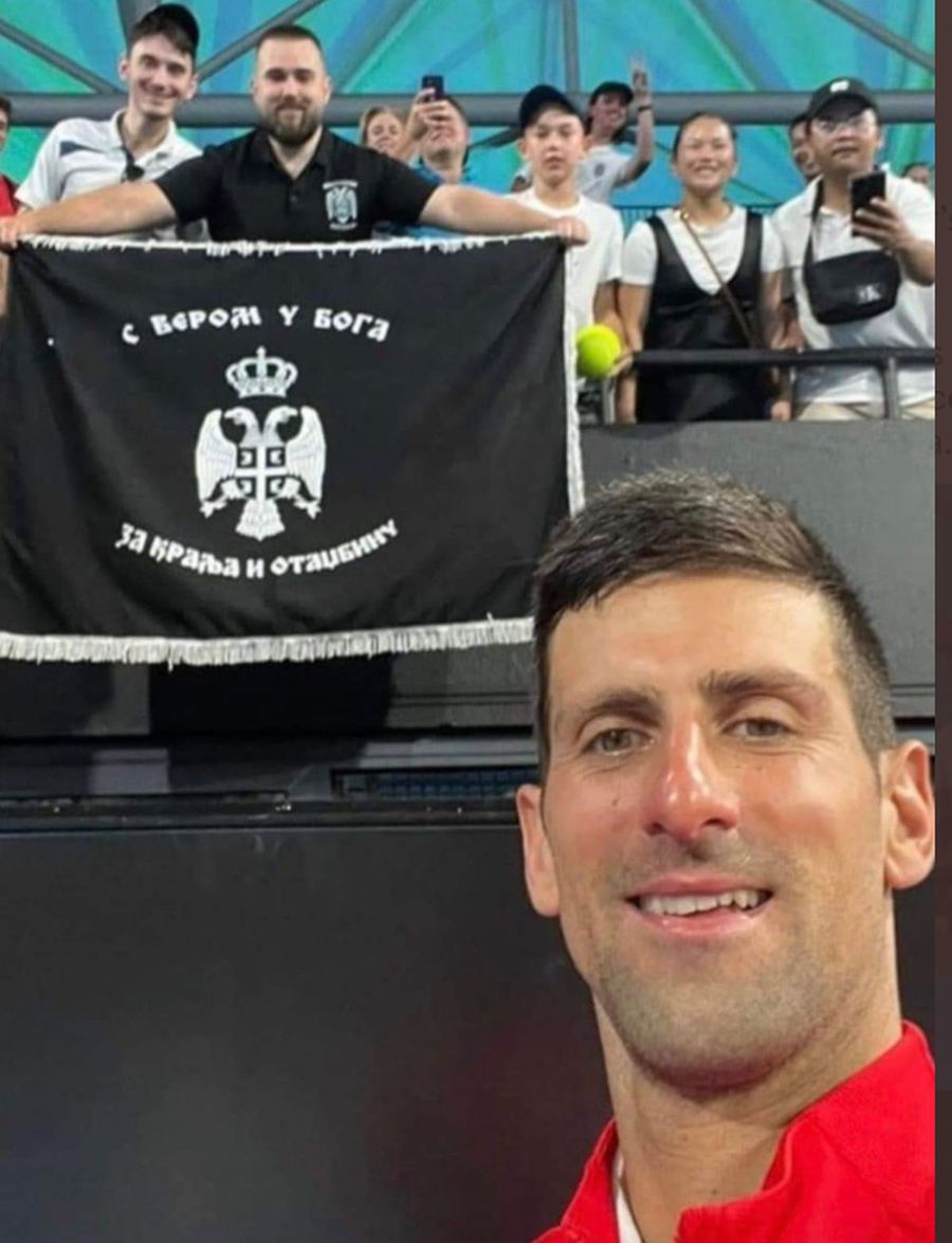 Steagul controversat apărut în tribune la finala Australian Open » Drapelul unei organizații paramilitare, în mijlocul fanilor lui Novak Djokovic