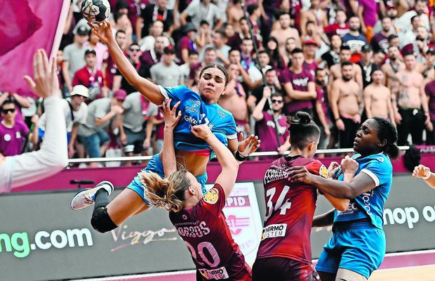 Ordinul Ministerului Sportului, interpretat diferit în handbal, baschet și volei: „Fetele nu plătesc amenzi, băieții da!”