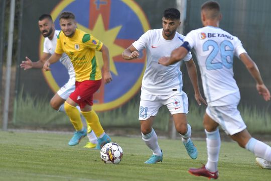 Florin Achim, cu mingea la picior, în echipamentul FCSB