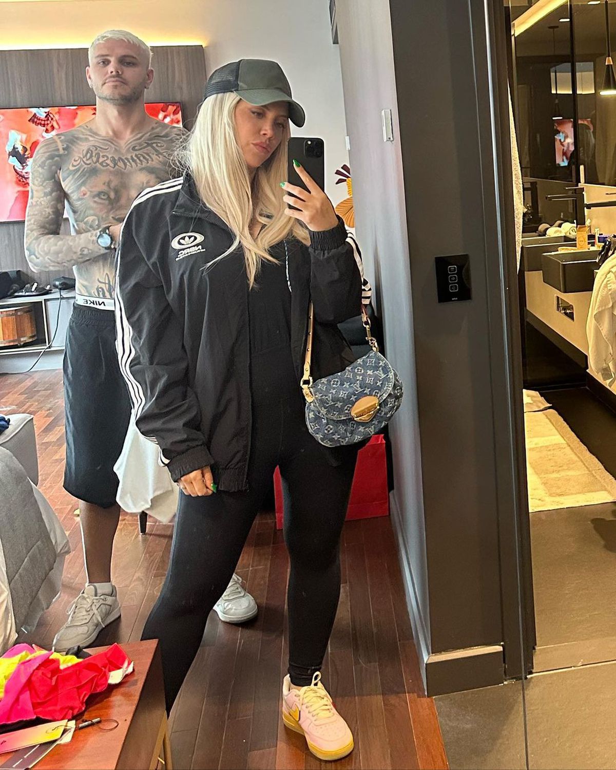 Wanda Nara şochează din nou! A apărut în favelele din Brazilia doar cu tricoul Argentinei pe ea