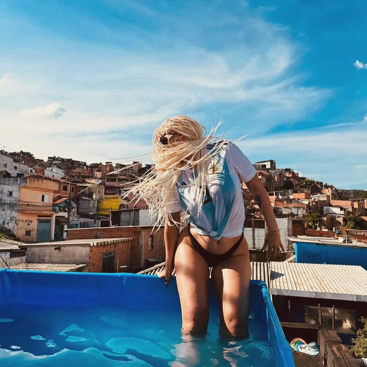 Wanda Nara şochează din nou! A apărut în favelele din Brazilia doar cu tricoul Argentinei pe ea