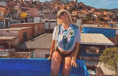 Wanda Nara şochează din nou! A apărut în favelele din Brazilia doar cu tricoul Argentinei pe ea