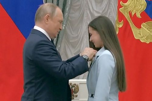 Kamila Valieva, decorată de președintele Rusiei, Vladimir Putin