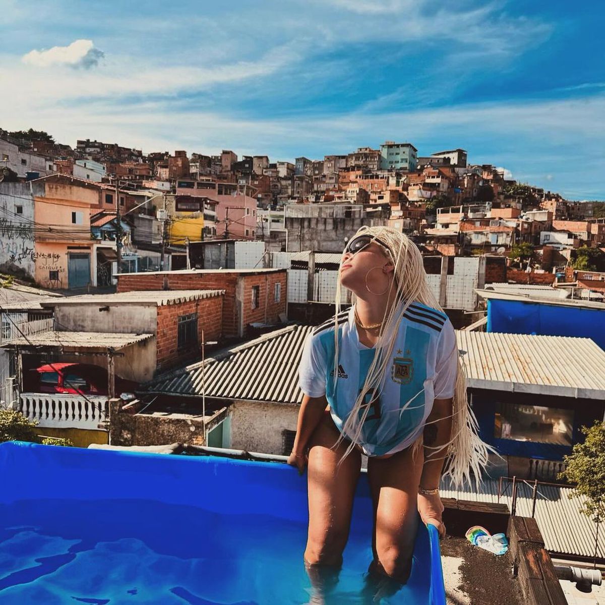 Wanda Nara a apărut cu tricoul Argentinei în favelele din Brazilia. Foto: Instagram