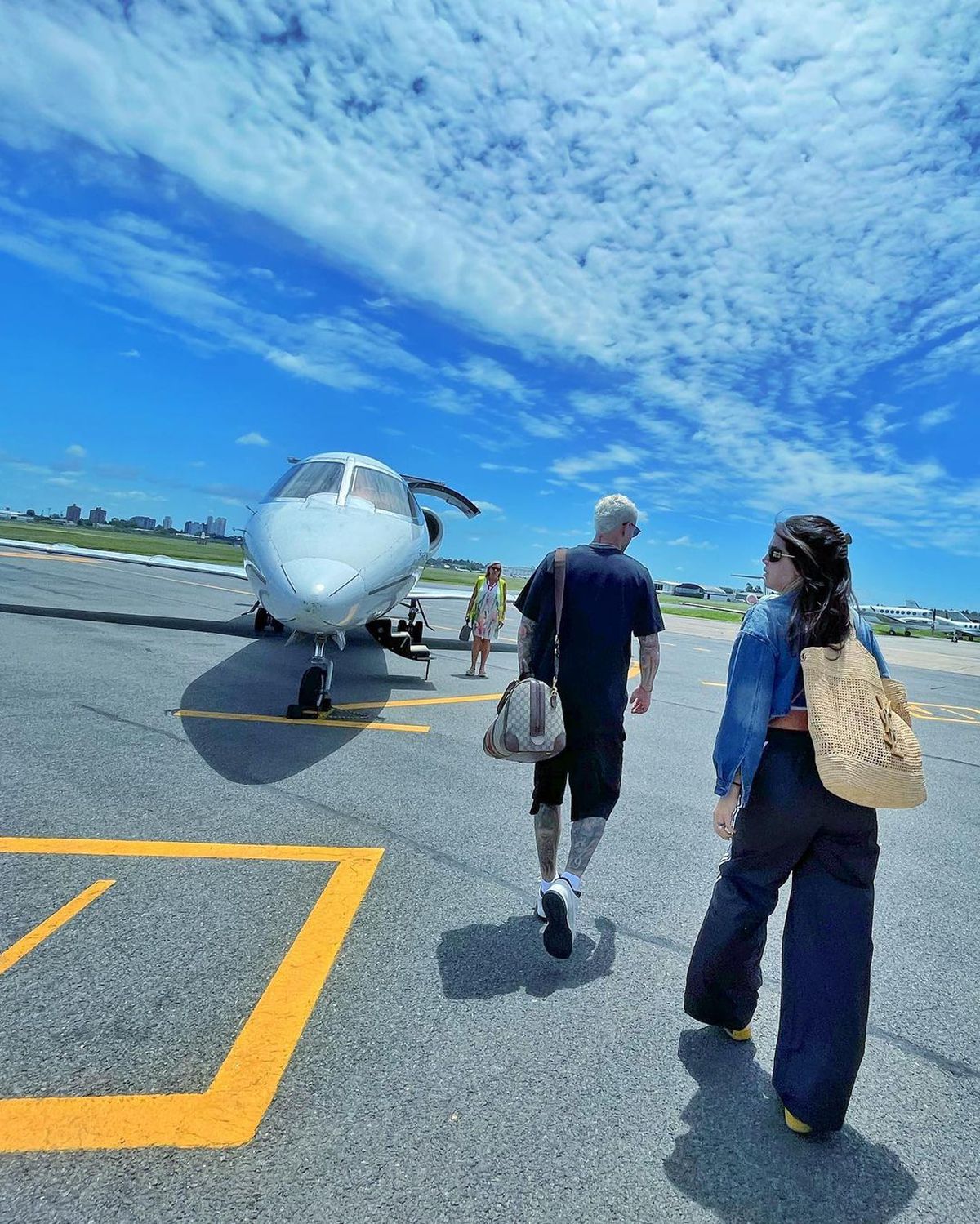 Wanda Nara şochează din nou! A apărut în favelele din Brazilia doar cu tricoul Argentinei pe ea