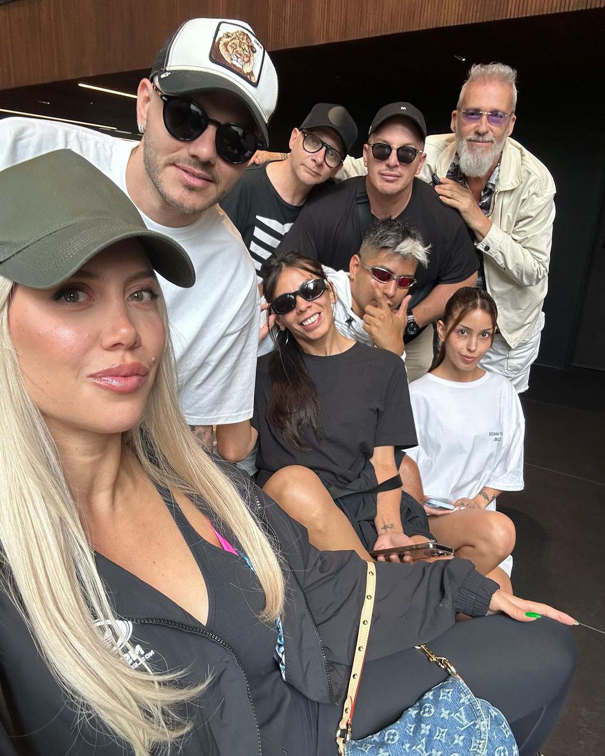 Wanda Nara şochează din nou! A apărut în favelele din Brazilia doar cu tricoul Argentinei pe ea