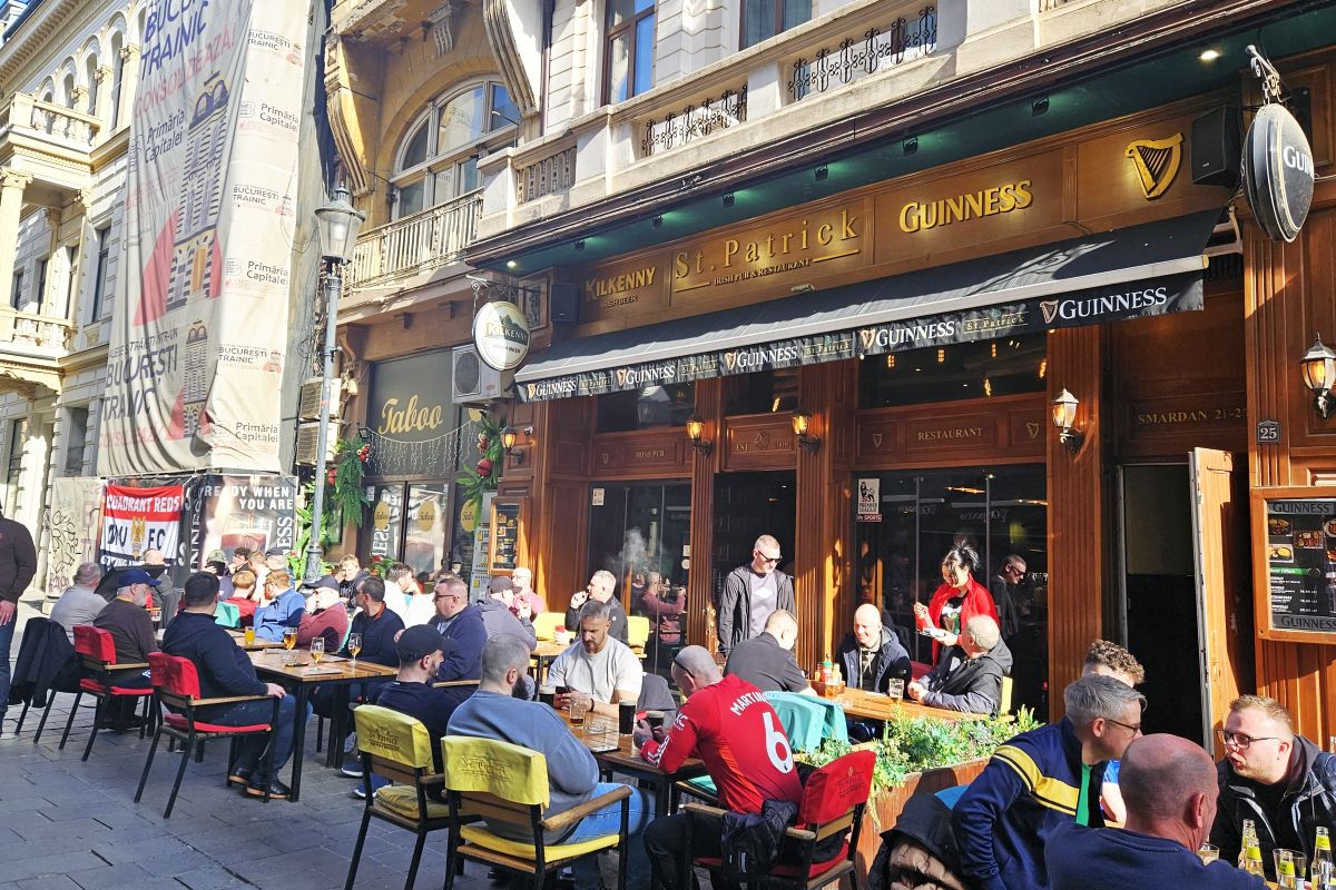 „Diavolii” au ocupat Centrul Vechi! Imaginile surprinse de GSP: fanii lui United și-au făcut „încălzirea” înainte de meciul cu FCSB