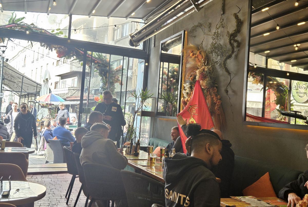 „Diavolii” au ocupat Centrul Vechi! Imaginile surprinse de GSP: fanii lui United și-au făcut „încălzirea” înainte de meciul cu FCSB