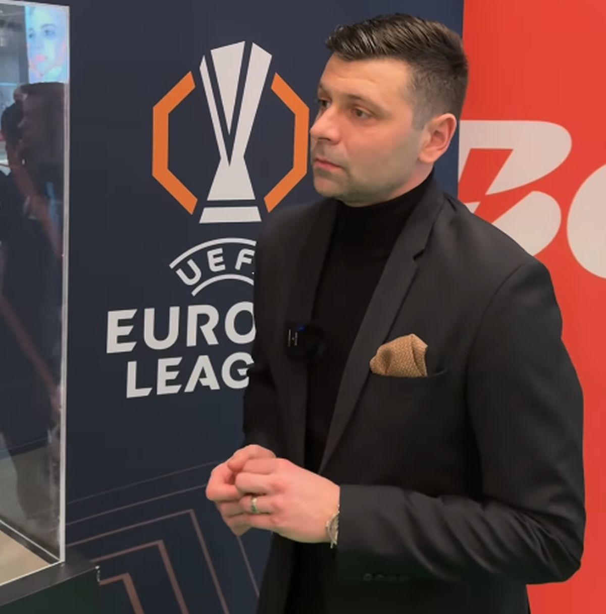 L-a prins pe Raul Rusescu înainte de FCSB - United și l-a luat la „outfit check”: „De unde e sacoul?”