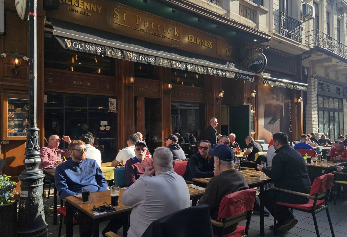 „Diavolii” au ocupat Centrul Vechi! Imaginile surprinse de GSP: fanii lui United și-au făcut „încălzirea” înainte de meciul cu FCSB