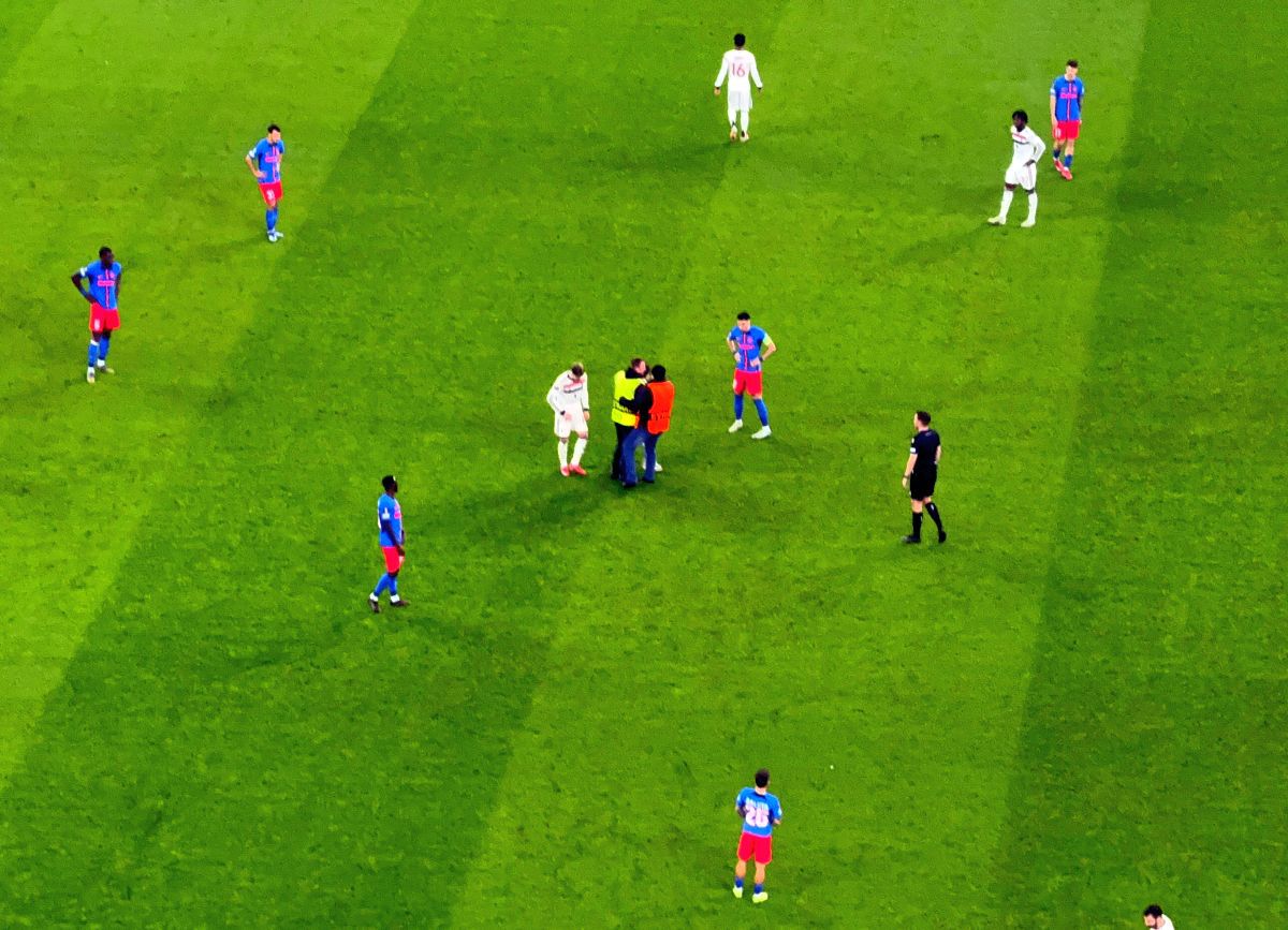 Invadatorul care a întrerupt FCSB - Manchester United: a intrat pe gazon și s-a dus glonț la Garnacho