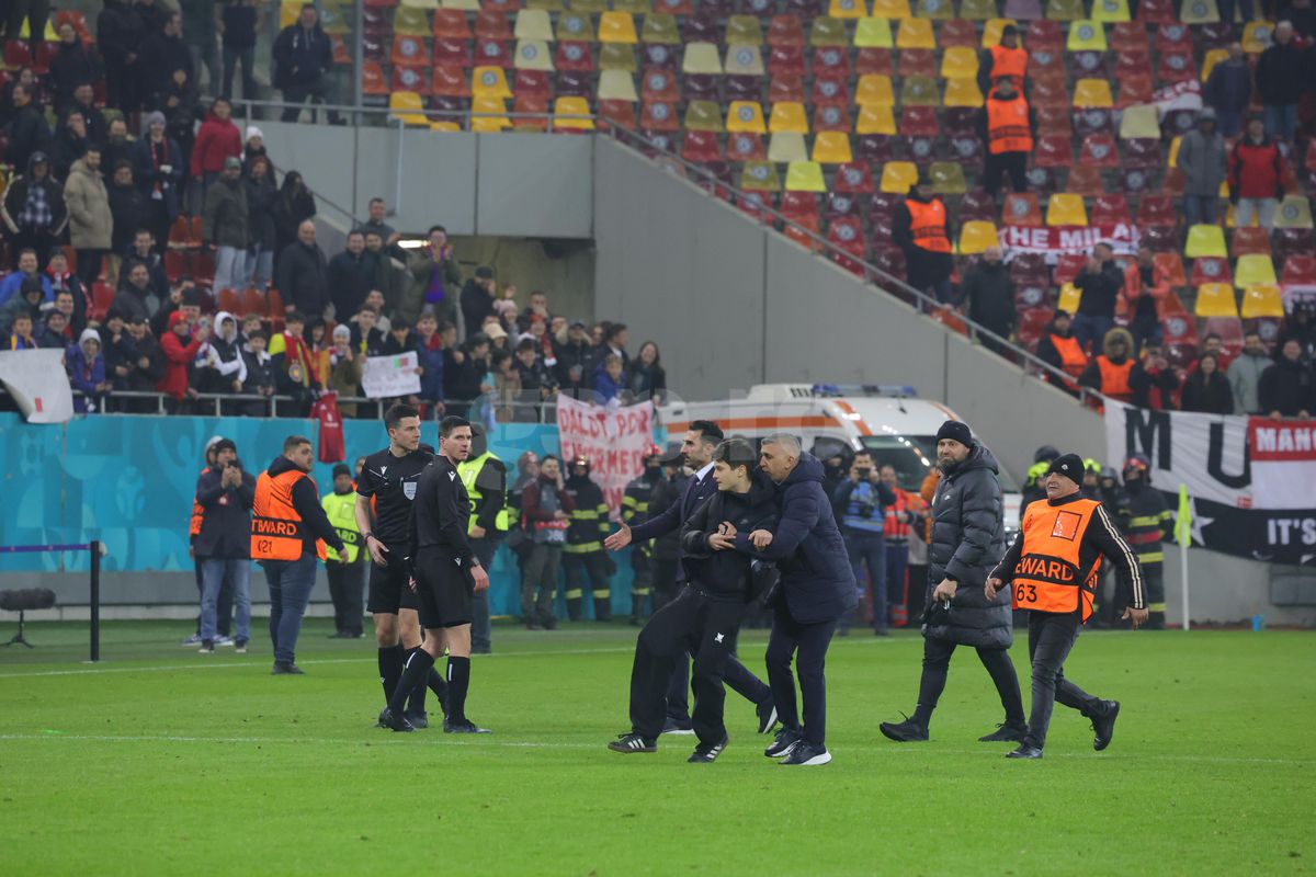 I-au lăsat în ofsaid pe organizatori! A venit nota de plată după ce suporterii au invadat terenul la FCSB - Manchester United